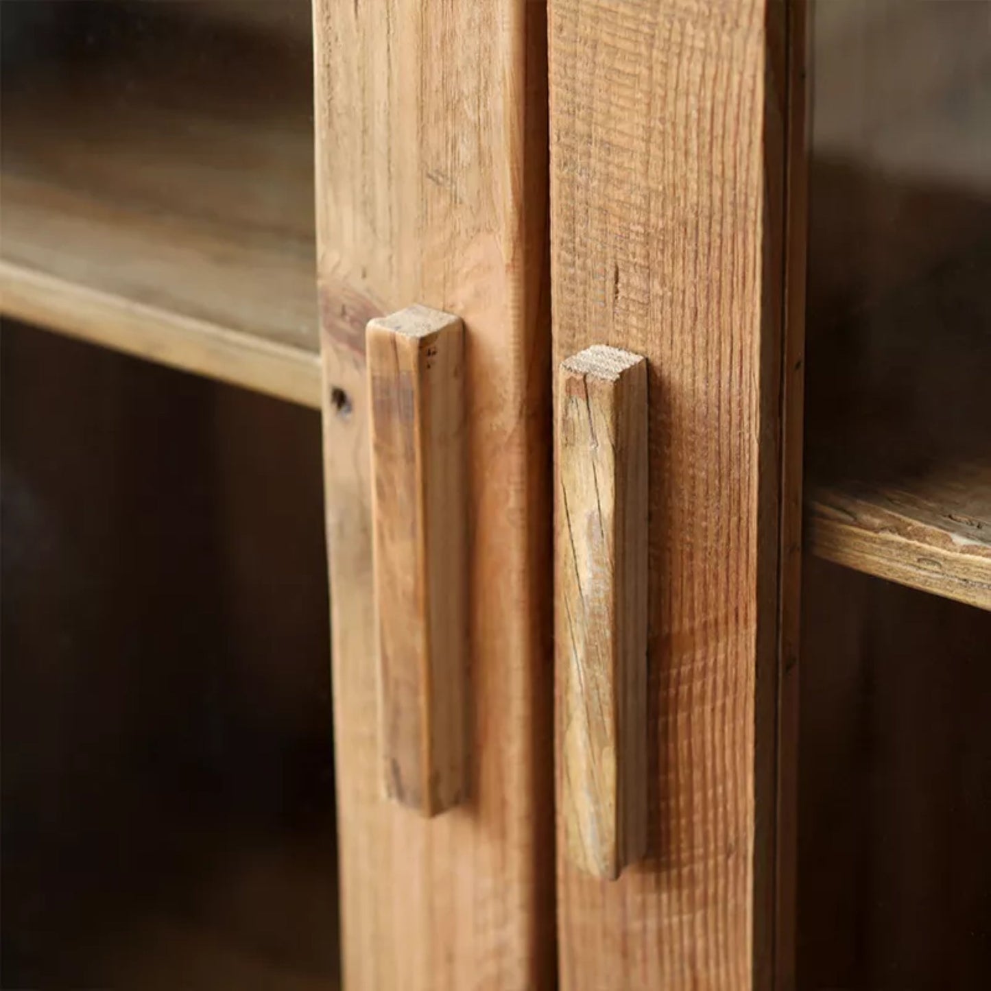 Meuble de rangement en bois récupéré avec portes en verre