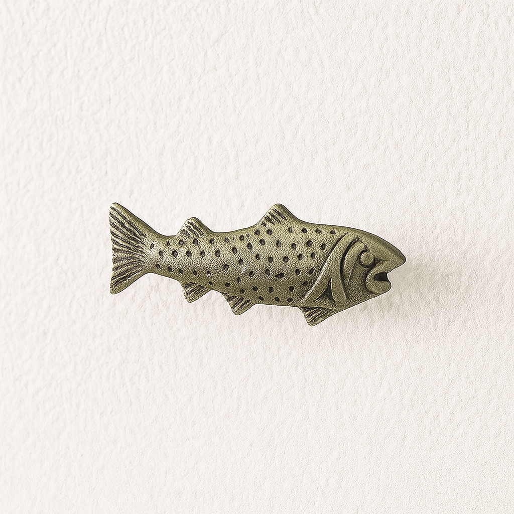 Fini antique de bouton de poisson