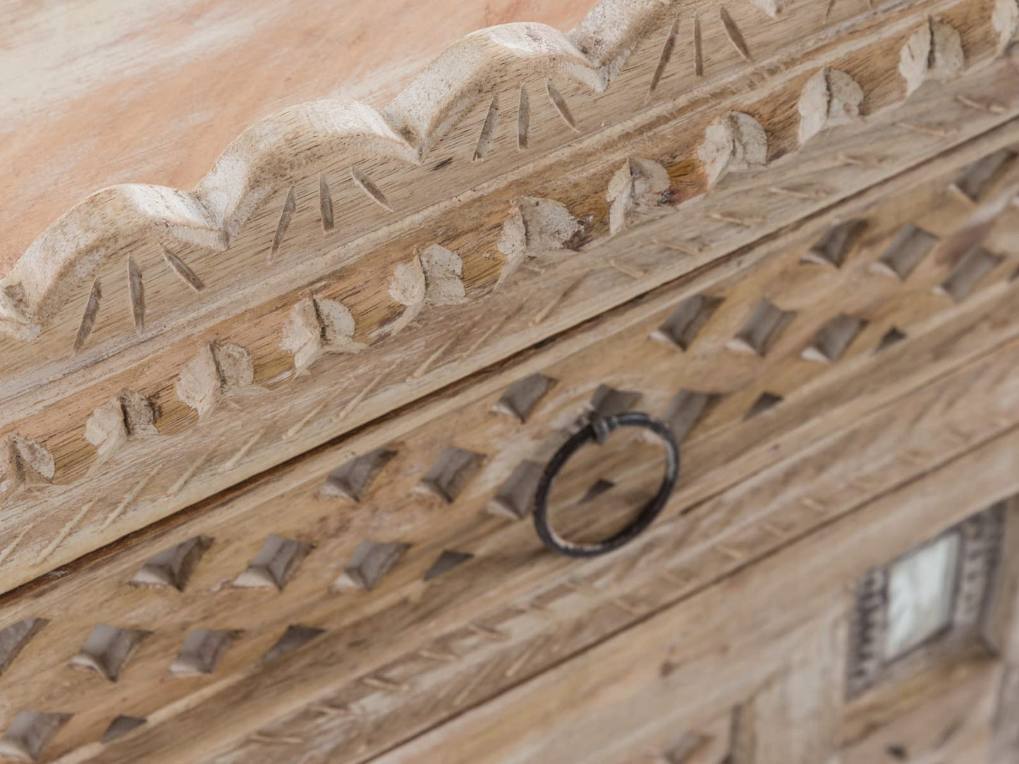 Table de chevet en bois sculpté à la main