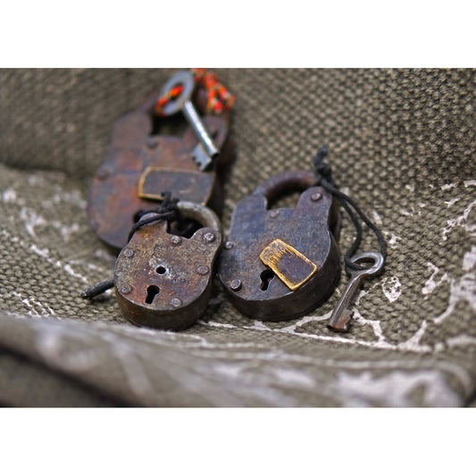 Vieux cadenas en fer d'origine