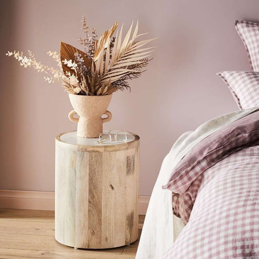 Table d'appoint en bois de manguier Marino avec plateau en marbre blanc