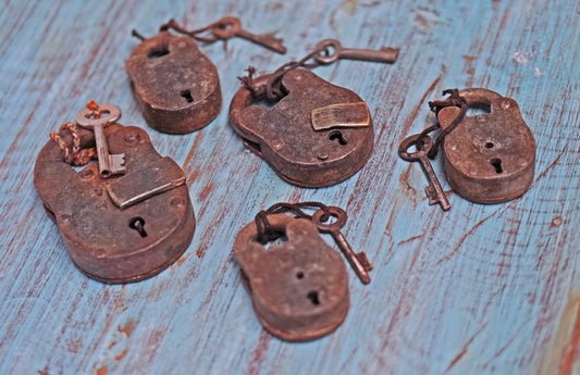 Vieux cadenas en fer d'origine
