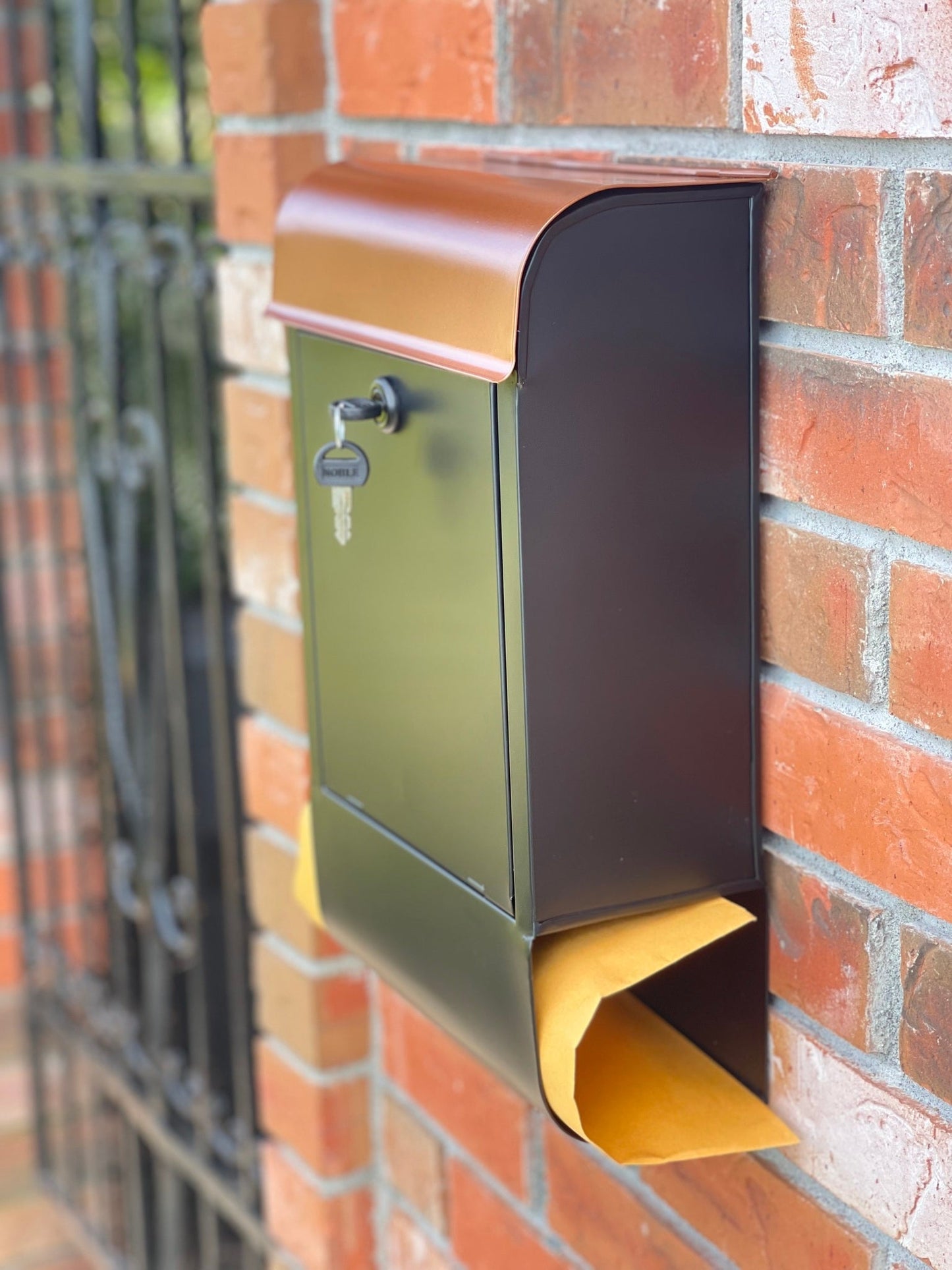 Dominion Iron Mailbox Black & Copper, W/lock & Holder