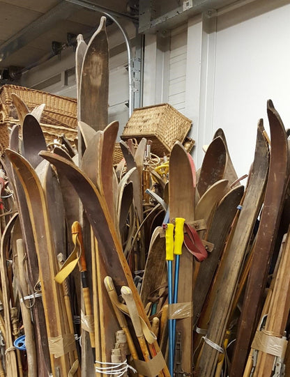 "Skis Anciens Avec Bâtons, Taille Adulte"