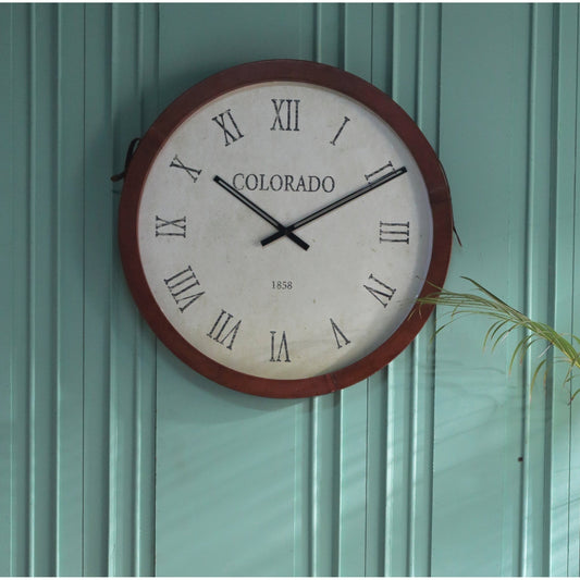Horloge classique avec bande en cuir, bordure rouge