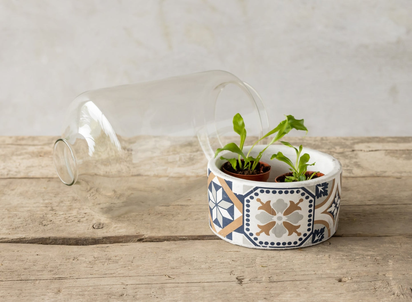 Base de carreaux portugais avec cloche en verre