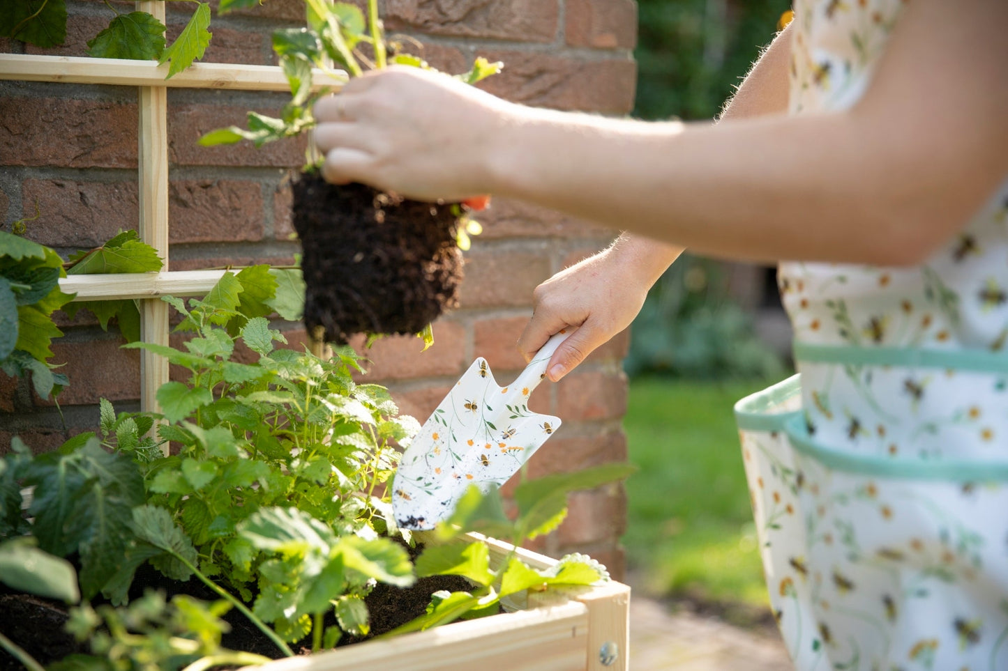 Truelle avec imprimé d'abeilles