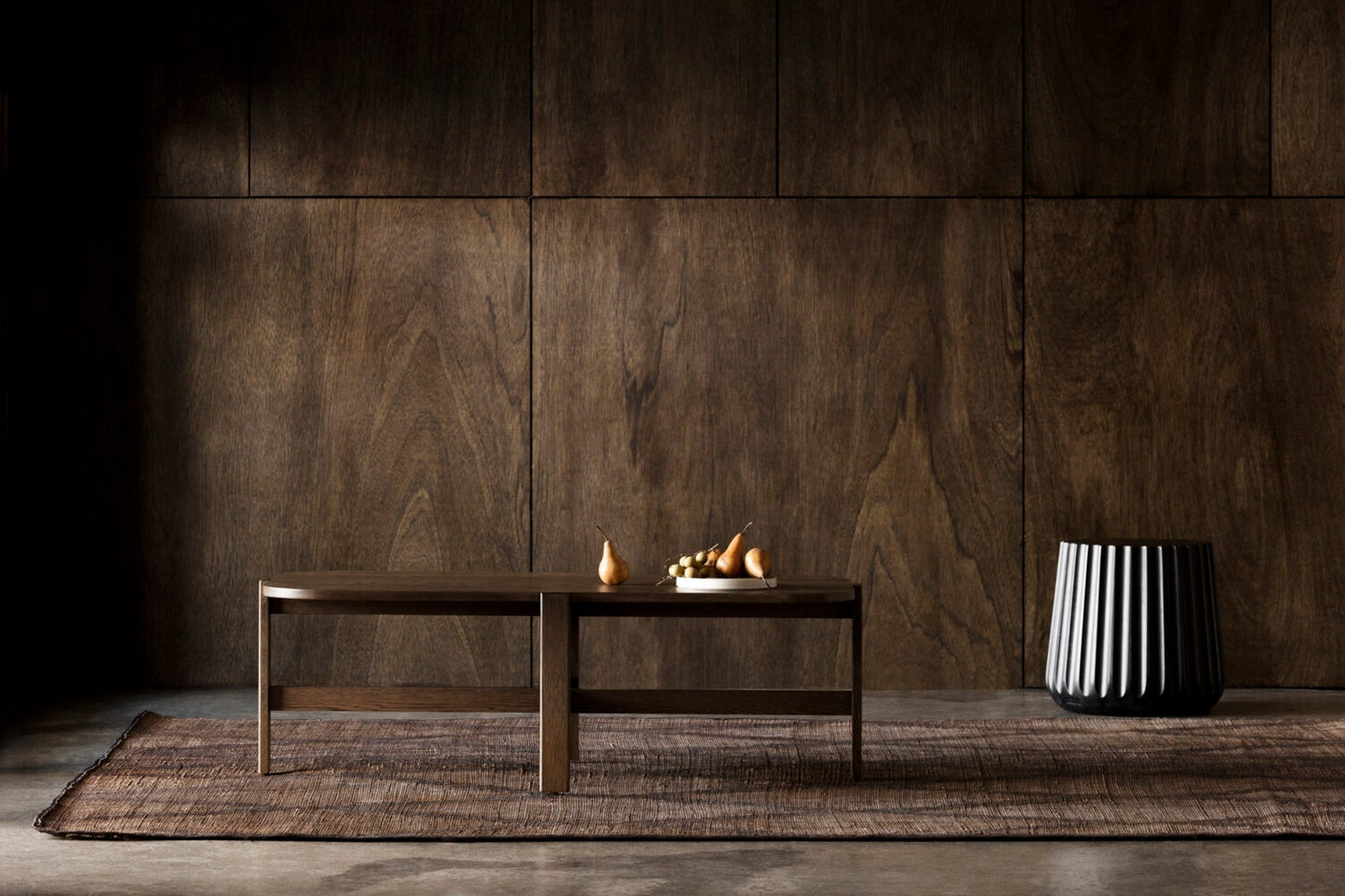 "Tabouret en bois cannelé, noir, diamètre 18 pouces"