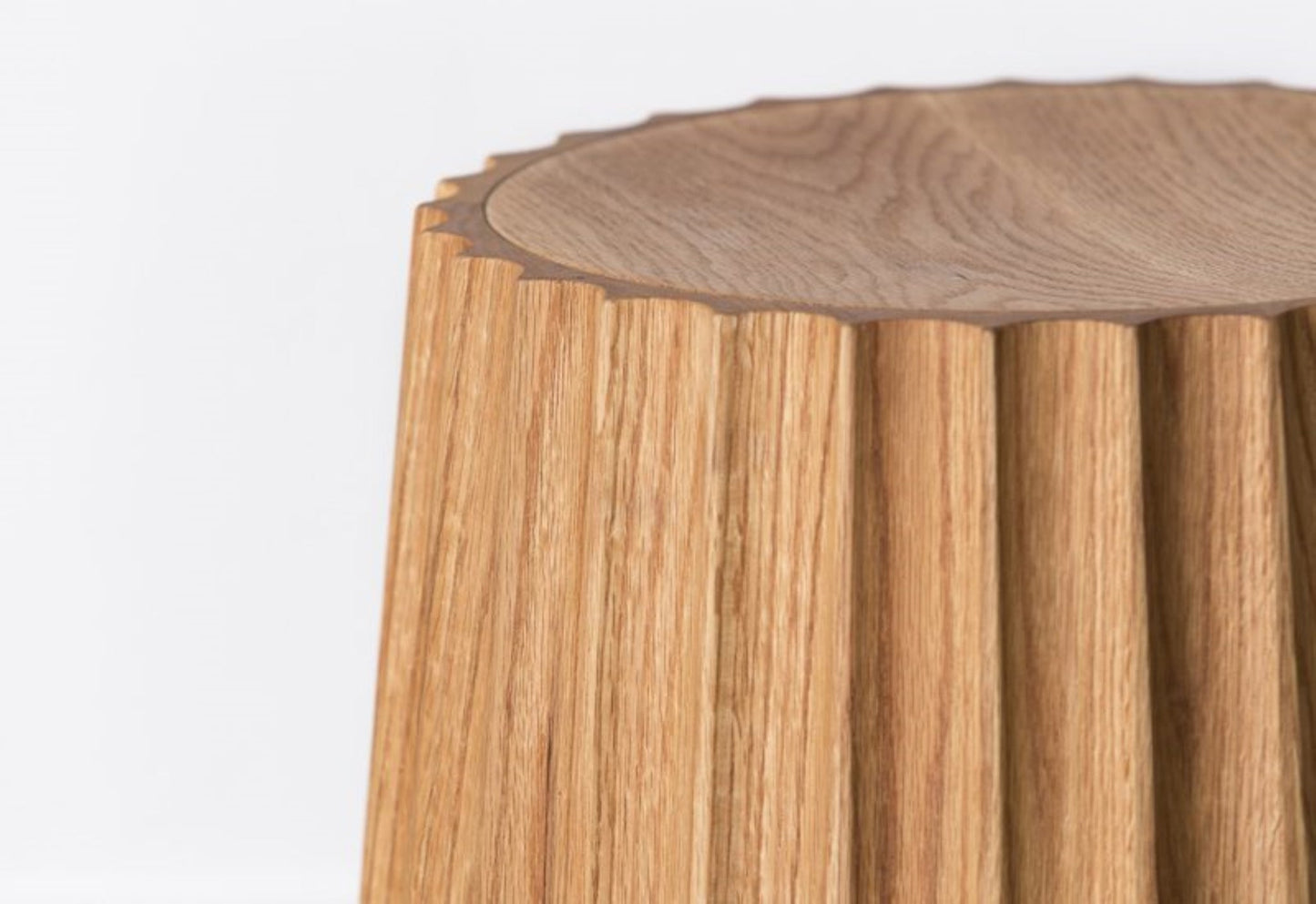 "Tabouret en bois cannelé, noir, diamètre 18 pouces"